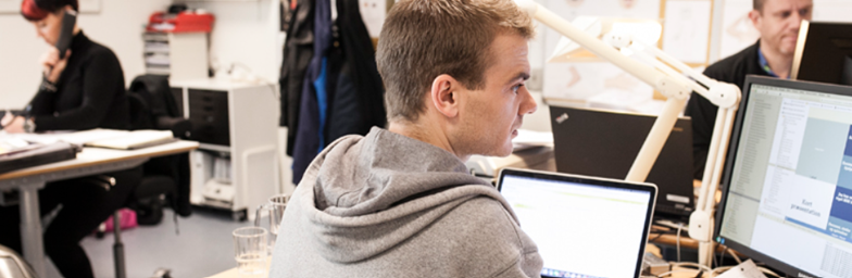 Billede af mennesker på et kontor